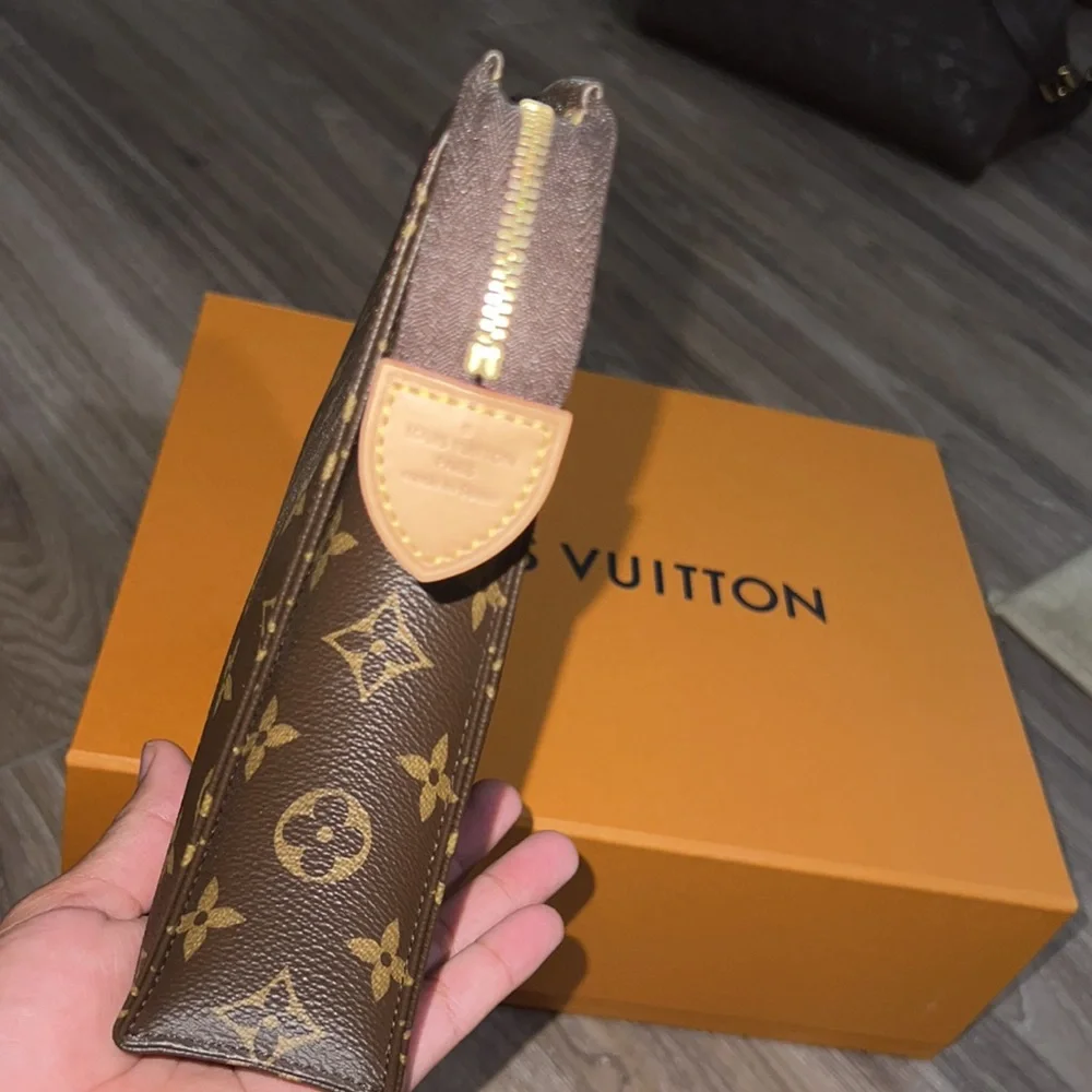 Louis Vuitton toiletry 26 in monogram